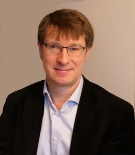 Guy Perrin, chercheur au LIRA, promu officier de l'Ordre national du Mérite